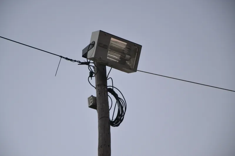 Foto 3 - Instalados varios focos en la parte alta de los pinos