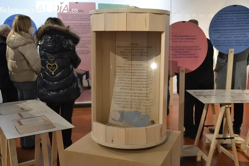 Foto 5 - Llega a Ciudad Rodrigo la dura exposici&oacute;n del Archivo de la Diputaci&oacute;n sobre los ni&ntilde;os exp&oacute;sitos