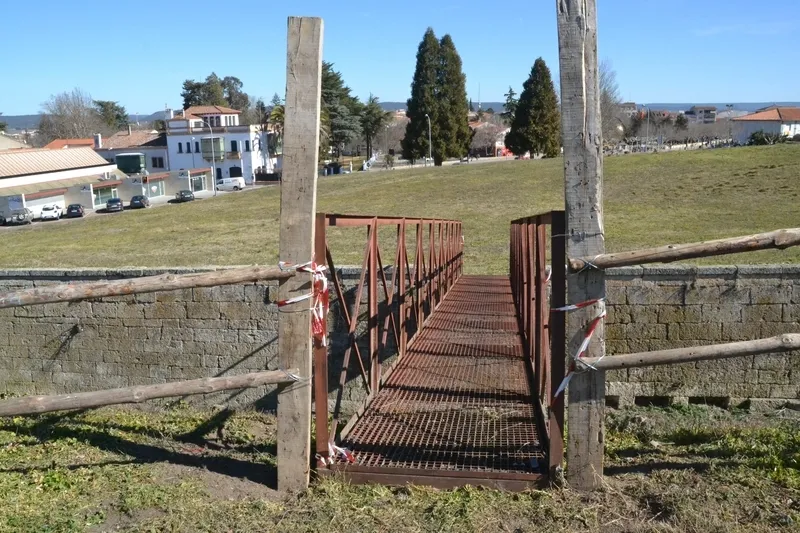 Foto 11 - El Puente de Aris ya puede usarse mientras empieza el cambio de los espacios que acoger&aacute;n casetas