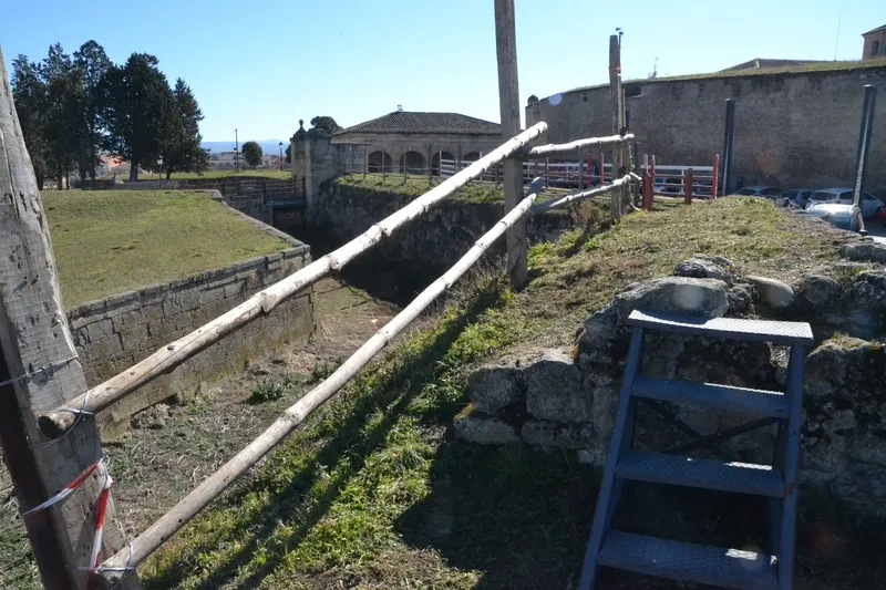 Foto 10 - El Puente de Aris ya puede usarse mientras empieza el cambio de los espacios que acoger&aacute;n casetas