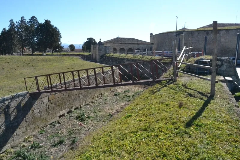 Foto 8 - El Puente de Aris ya puede usarse mientras empieza el cambio de los espacios que acoger&aacute;n casetas