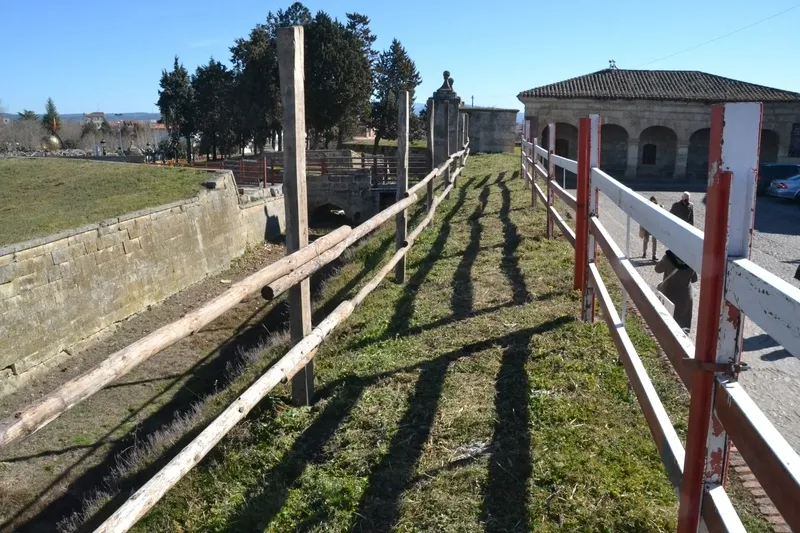 Foto 7 - El Puente de Aris ya puede usarse mientras empieza el cambio de los espacios que acoger&aacute;n casetas