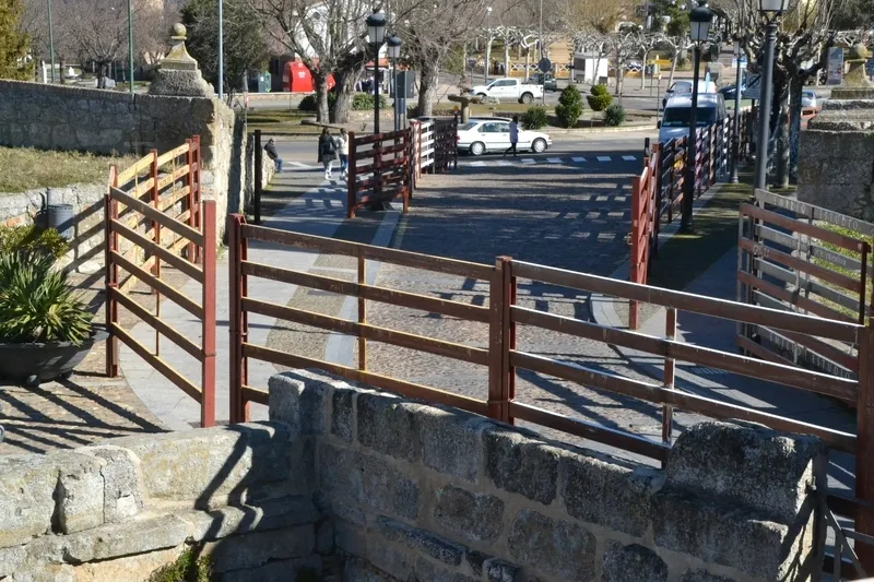 Foto 6 - El Puente de Aris ya puede usarse mientras empieza el cambio de los espacios que acoger&aacute;n casetas