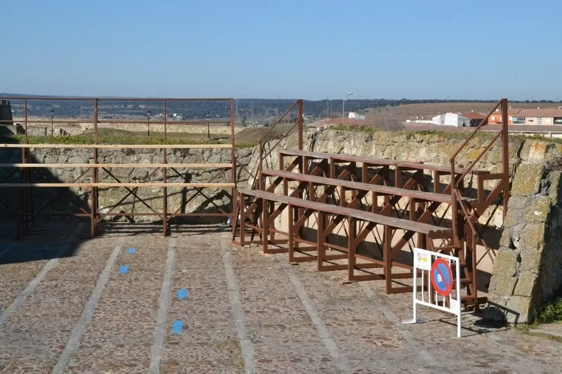 Foto 4 - El Puente de Aris ya puede usarse mientras empieza el cambio de los espacios que acoger&aacute;n casetas