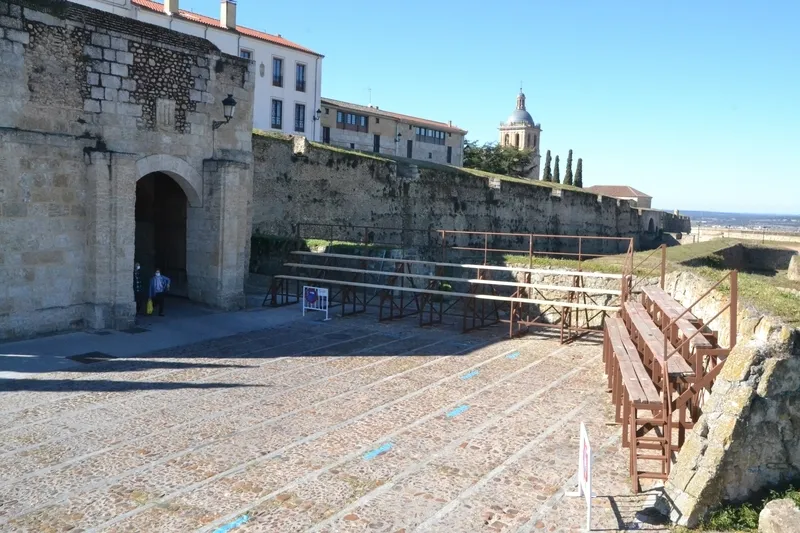 Foto 3 - El Puente de Aris ya puede usarse mientras empieza el cambio de los espacios que acoger&aacute;n casetas