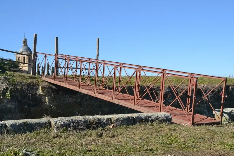 Foto 2 - El Puente de Aris ya puede usarse mientras empieza el cambio de los espacios que acoger&aacute;n casetas