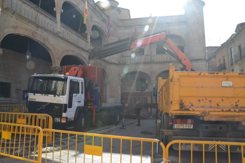 Foto 3 - La Plaza Mayor inicia su metamorfosis carnavalera