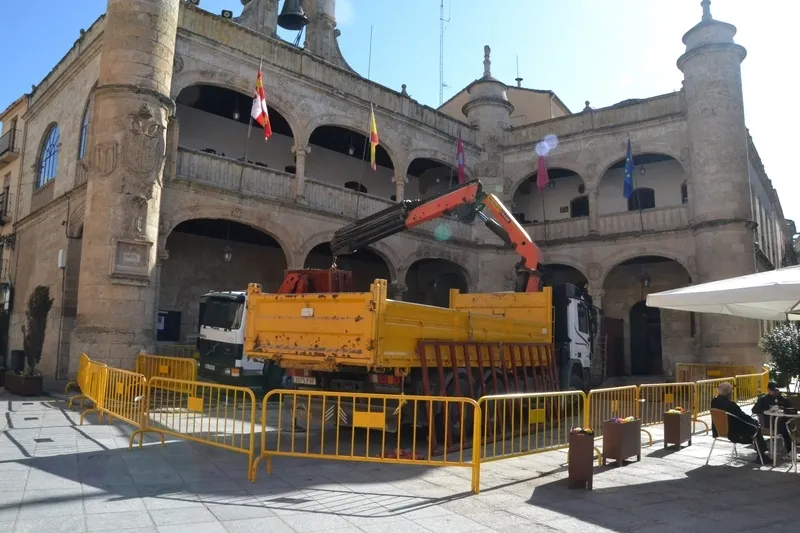 Foto 2 - La Plaza Mayor inicia su metamorfosis carnavalera
