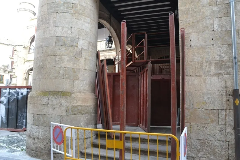 Foto 7 - Desplegado el callej&oacute;n de la Plaza mientras que las banderas piratas ya ondean en el recinto ferial