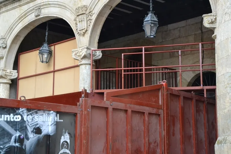 Foto 6 - Desplegado el callej&oacute;n de la Plaza mientras que las banderas piratas ya ondean en el recinto ferial