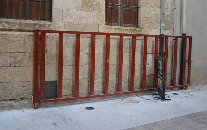 Foto 5 - Desplegado el callej&oacute;n de la Plaza mientras que las banderas piratas ya ondean en el recinto ferial