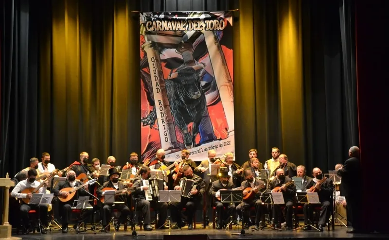 Foto 4 - La Rondalla homenajea al sistema de salud en la recuperada presentaci&oacute;n de sus Coplas