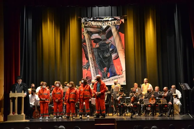 Foto 3 - La Rondalla homenajea al sistema de salud en la recuperada presentaci&oacute;n de sus Coplas