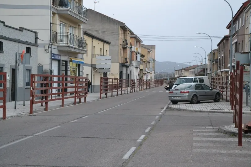 Foto 4 - Desplegado el callej&oacute;n de la Plaza mientras que las banderas piratas ya ondean en el recinto ferial