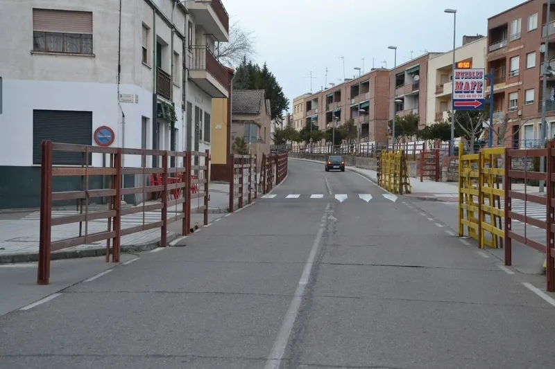 Foto 3 - Desplegado el callej&oacute;n de la Plaza mientras que las banderas piratas ya ondean en el recinto ferial