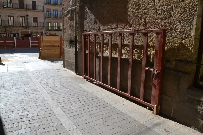 Foto 8 - Levantado el primer tablao y desplegadas las agujas de la calle Madrid