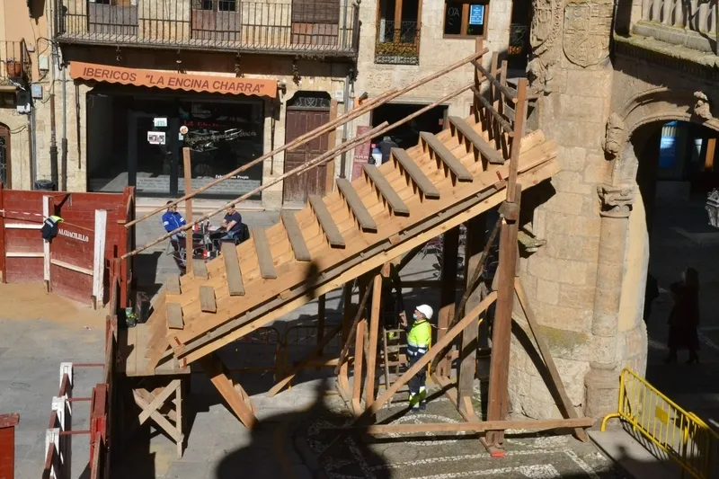 Foto 5 - Levantado el primer tablao y desplegadas las agujas de la calle Madrid