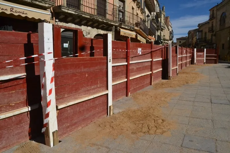 Foto 2 - Levantado el primer tablao y desplegadas las agujas de la calle Madrid