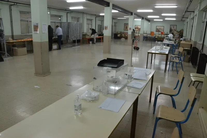 Foto 9 - Preparadas las mesas para una jornada electoral ligeramente diferente por la pandemia