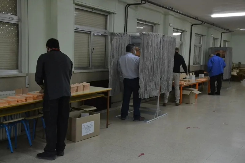 Foto 7 - Preparadas las mesas para una jornada electoral ligeramente diferente por la pandemia