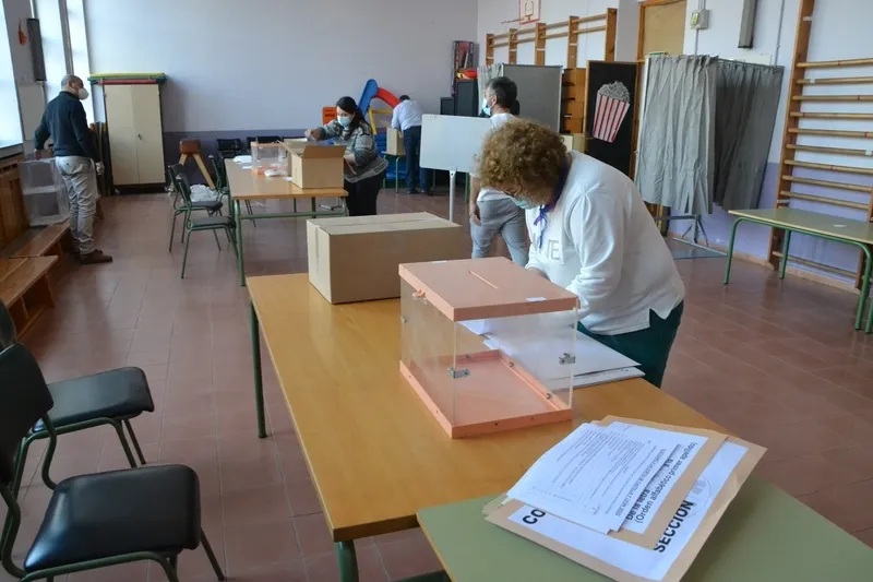 Foto 6 - Preparadas las mesas para una jornada electoral ligeramente diferente por la pandemia