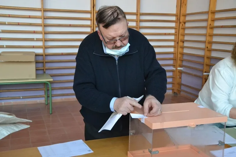 Foto 5 - Preparadas las mesas para una jornada electoral ligeramente diferente por la pandemia