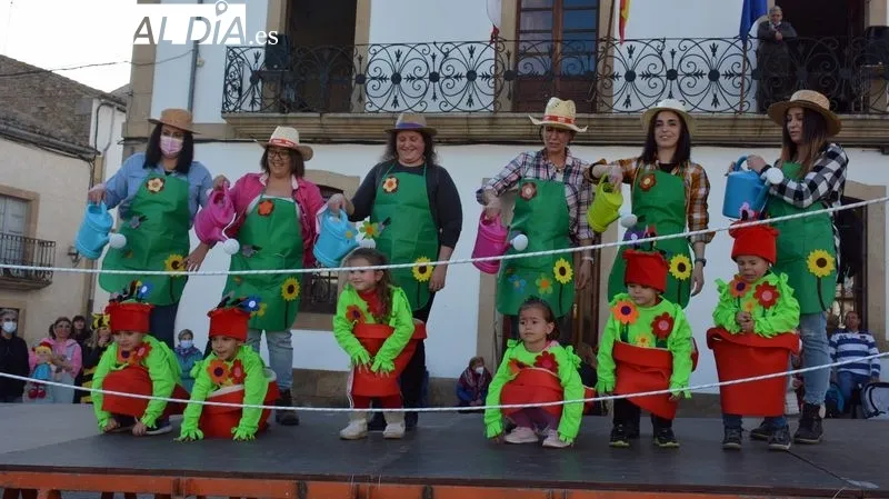 Animación en las calles de Lumbrales durante la tarde del Lunes de Carnaval
