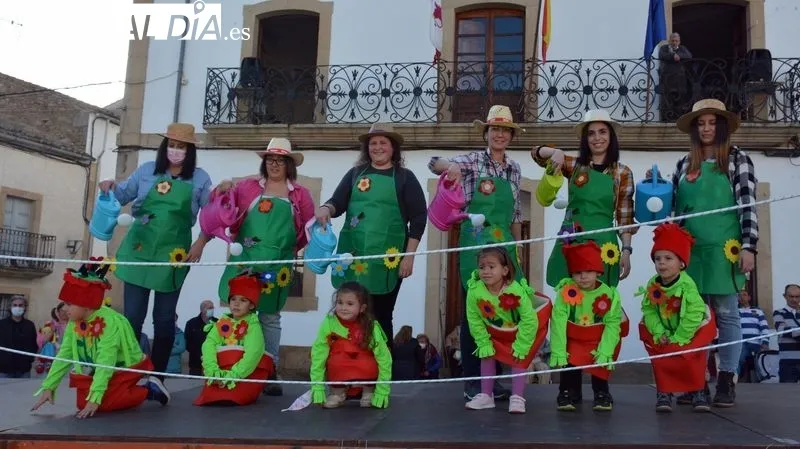 Animación en las calles de Lumbrales durante la tarde del Lunes de Carnaval