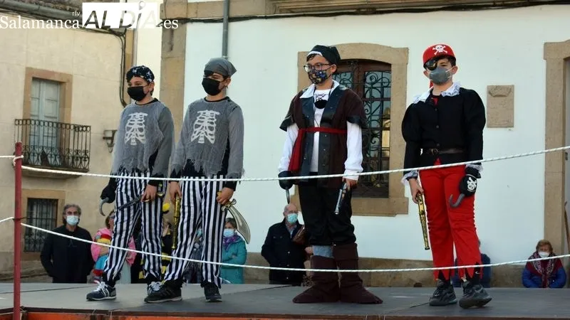 Animación en las calles de Lumbrales durante la tarde del Lunes de Carnaval