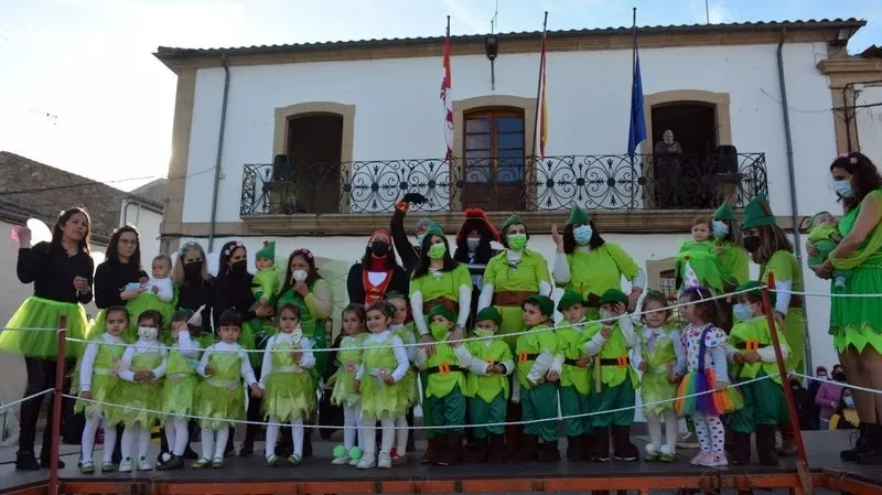 Animación en las calles de Lumbrales durante la tarde del Lunes de Carnaval