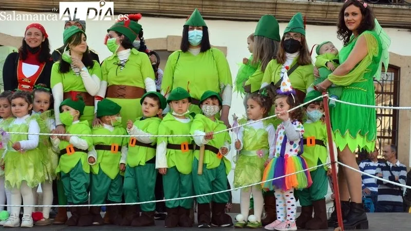 Animación en las calles de Lumbrales durante la tarde del Lunes de Carnaval