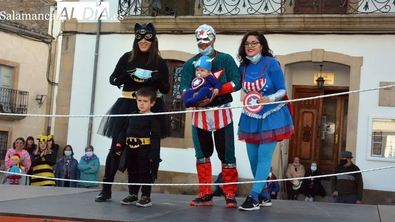 Animación en las calles de Lumbrales durante la tarde del Lunes de Carnaval