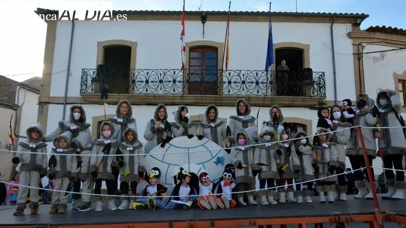 Animación en las calles de Lumbrales durante la tarde del Lunes de Carnaval