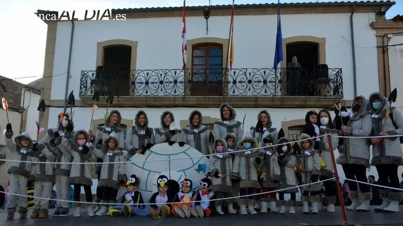 Animación en las calles de Lumbrales durante la tarde del Lunes de Carnaval