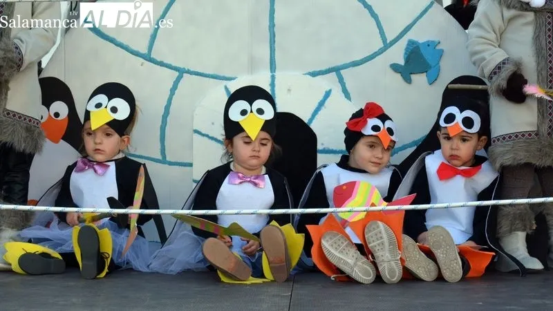 Animación en las calles de Lumbrales durante la tarde del Lunes de Carnaval