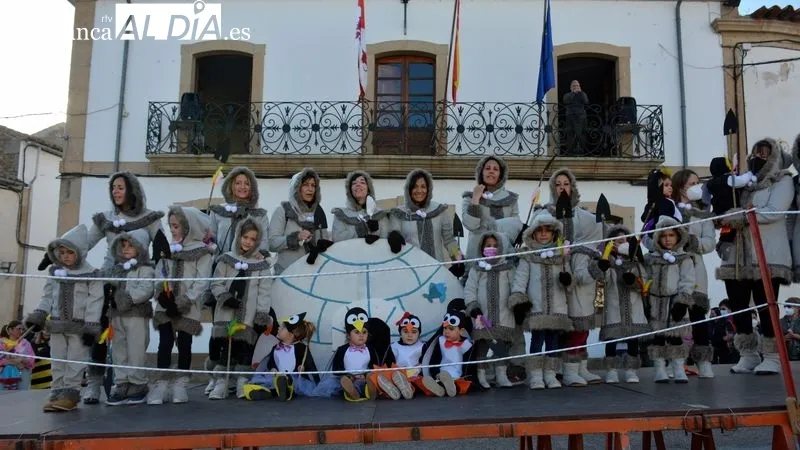 Animación en las calles de Lumbrales durante la tarde del Lunes de Carnaval