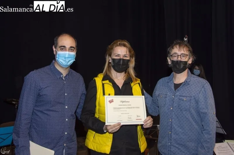 Foto 11 - Los alumnos del curso de acorde&oacute;n reciben sus diplomas