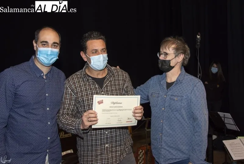 Foto 10 - Los alumnos del curso de acorde&oacute;n reciben sus diplomas