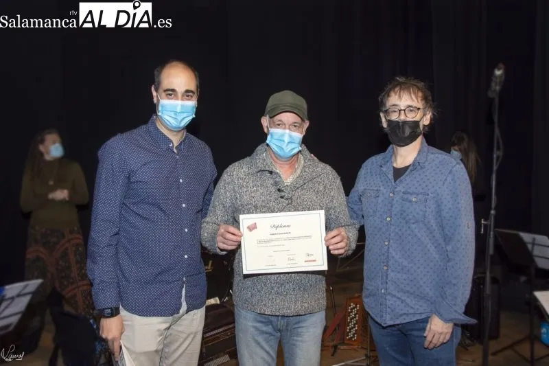 Foto 9 - Los alumnos del curso de acorde&oacute;n reciben sus diplomas