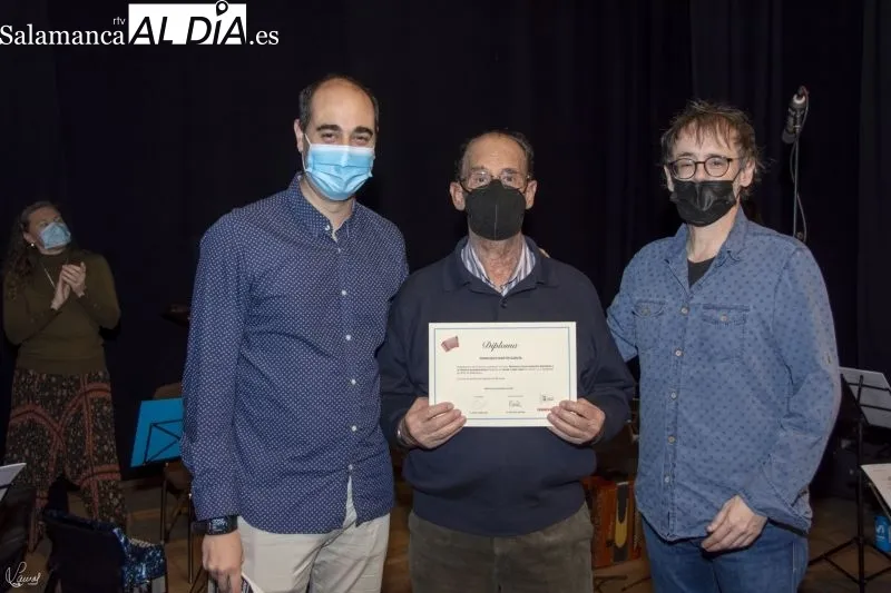 Foto 8 - Los alumnos del curso de acorde&oacute;n reciben sus diplomas
