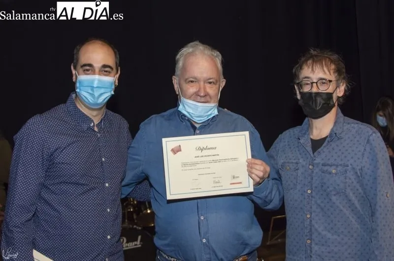 Foto 7 - Los alumnos del curso de acorde&oacute;n reciben sus diplomas