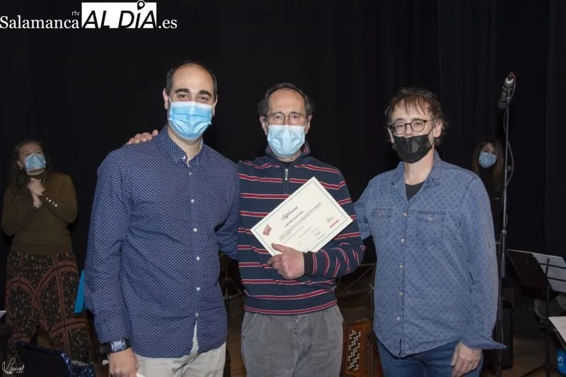 Foto 5 - Los alumnos del curso de acorde&oacute;n reciben sus diplomas