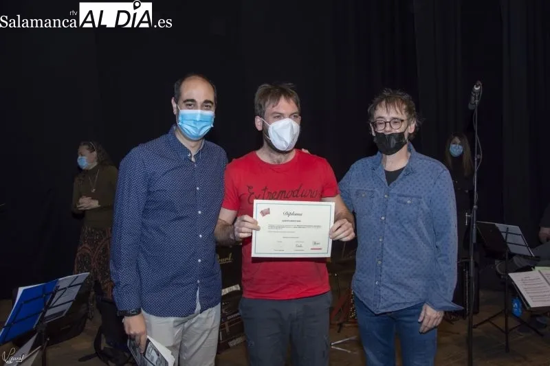 Foto 4 - Los alumnos del curso de acorde&oacute;n reciben sus diplomas