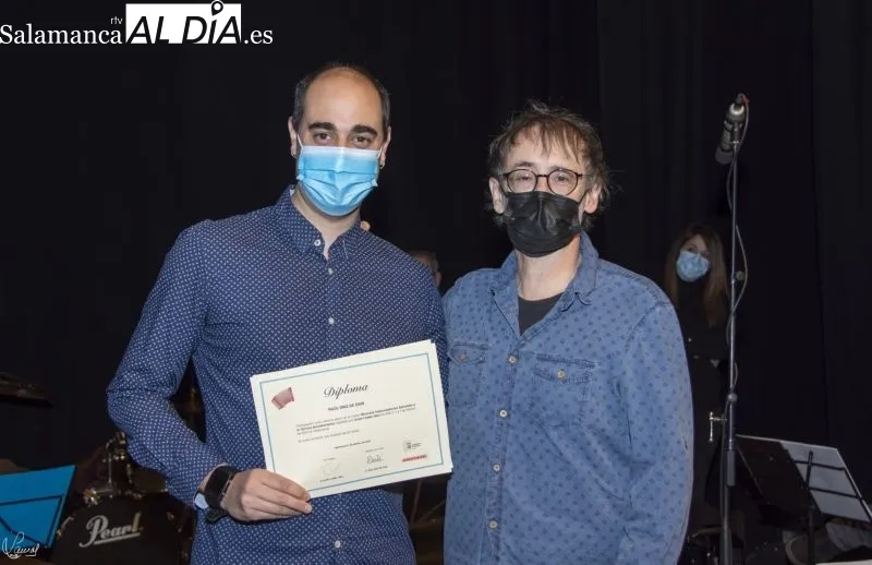 Foto 3 - Los alumnos del curso de acorde&oacute;n reciben sus diplomas