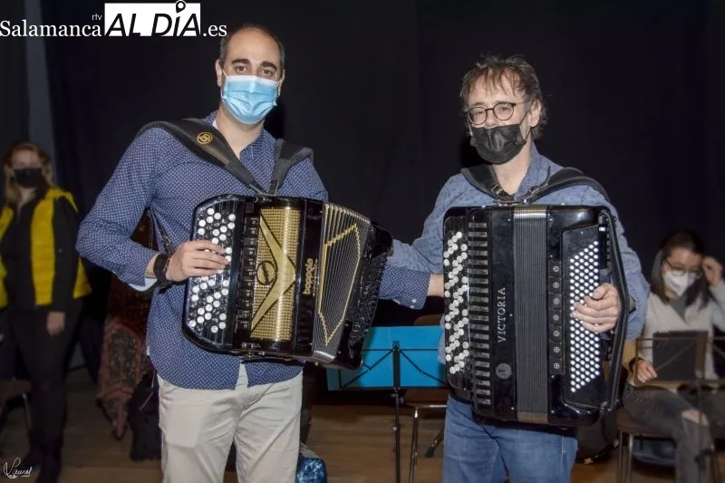 Foto 2 - Los alumnos del curso de acorde&oacute;n reciben sus diplomas