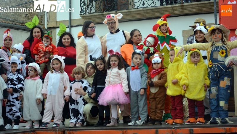 Niños y padres en la fiesta de carnaval celebrada en Lumbrales en 2019