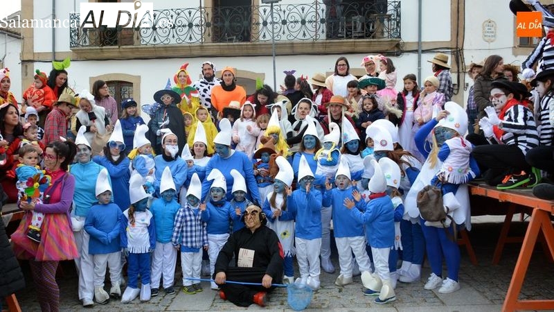Niños y padres en la fiesta de carnaval celebrada en Lumbrales en 2019