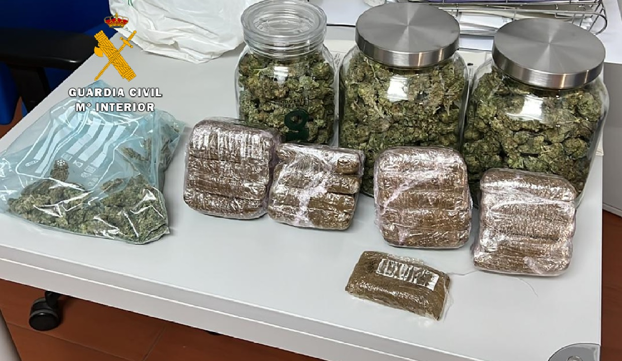 Foto 1 - Descubiertos en un vehículo en Ciudad Rodrigo casi 2 kilos de hachís y 651 gramos de marihuana
