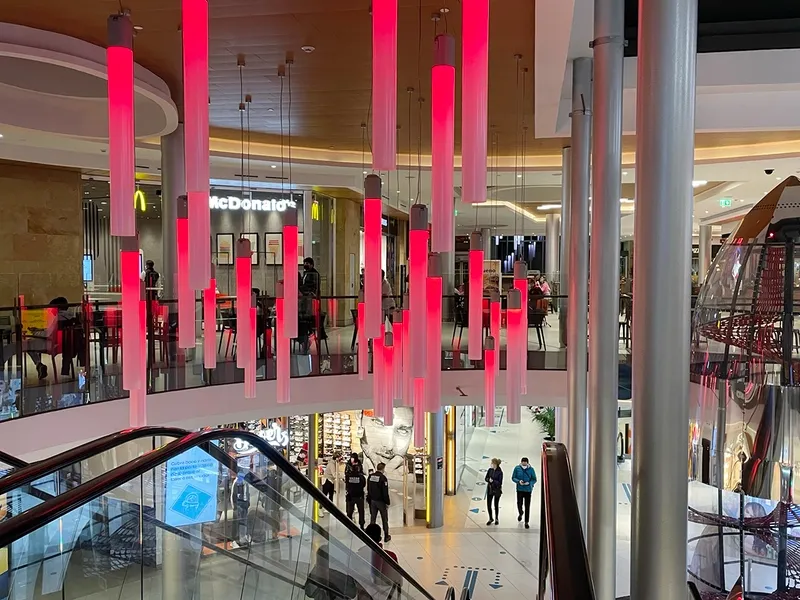 El Centro Comercial El Tormes, iluminado de rojo este 14 de febrero 