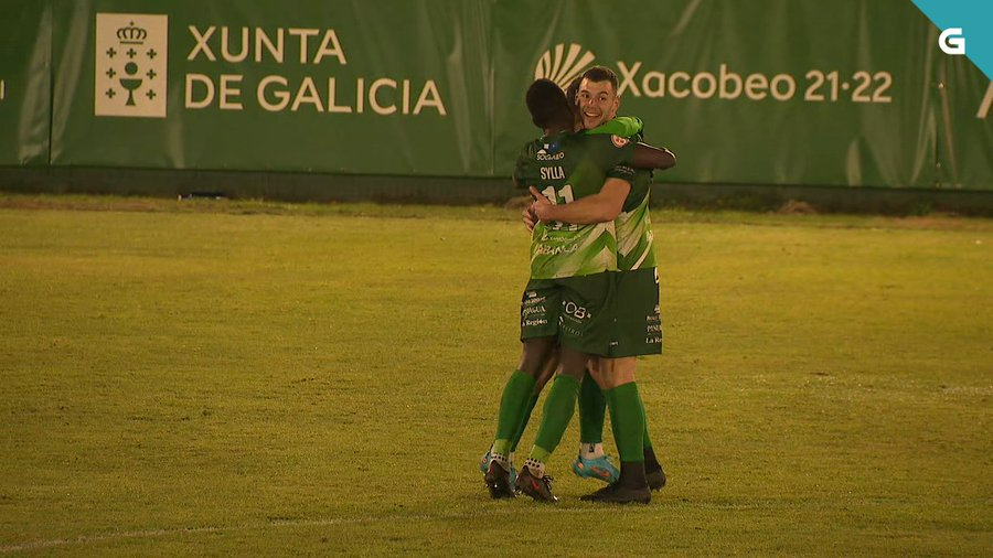 Uxío celebra su primer gol con el Arenteiro / TVG